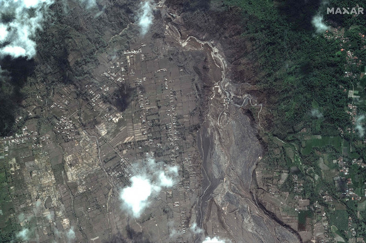 Suasana permukiman di Desa Curah Koboan, Kecamatan Pronojiwo, Kabupaten Lumajang, Jawa Timur seperti permukiman mati karena tak ada aktivitas warga, bahkan mayoritas rumah rusak terdampak erupsi Gunung Semeru. Hanya terlihat beberapa ternak kambing yang masih hidup, sementara petugas beserta relawan menyisir untuk mengevakuasi korban terdampak erupsi Semeru.