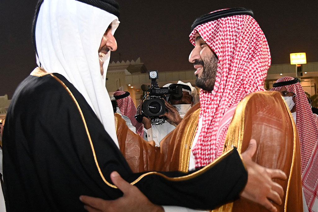 Emir Qatar Sheikh Tamim bin Hamad al-Thani (kiri) menyambut Putra Mahkota Saudi Mohammed bin Salman saat tiba di Bandara Internasional Hamad Doha, Rabu, 8 Desember 2021 waktu setempat.