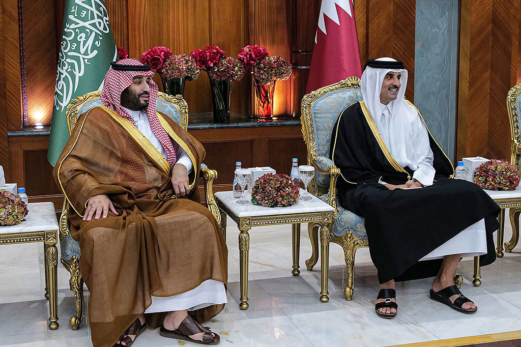 Penguasa de facto Arab Saudi Mohammed bin Salman tiba di Qatar pada Rabu, 8 Desember 2021 waktu setempat, menandai kunjungan pertamanya ke negara itu setelah kedua belah pihak memutuskan hubungan diplomatik empat tahun lalu.
