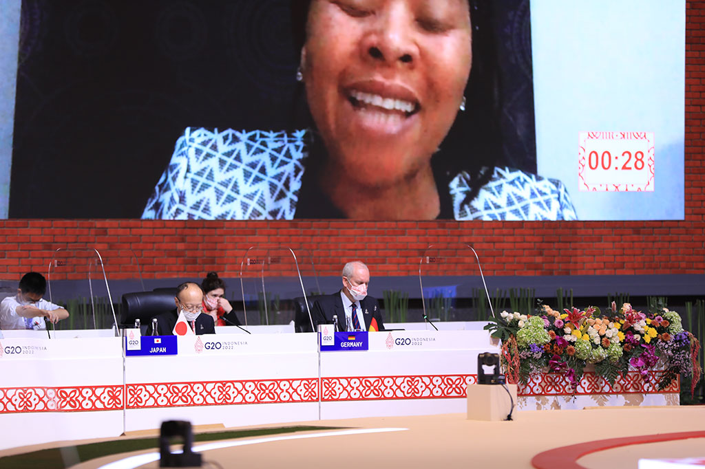 Keempat, Sustainable Finance, membahas risiko iklim dan risiko transisi menuju ekonomi rendah karbon, dan sustainable finance (keuangan berkelanjutan) dari sudut pandang makroekonomi dan stabilitas keuangan.