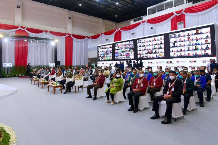 Jokowi menekankan upaya penindakan korupsi juga penting dilakukan dengan tegas dan tidak pandang bulu. Menurutnya, penindakan korupsi bukan hanya untuk memberikan efek jera, tapi juga untuk menyelamatkan uang negara.