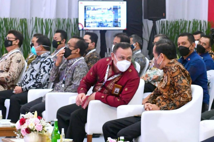Turut mendampingi Presiden dalam kegiatan tersebut antara lain Menteri Koordinator bidang Politik, Hukum, dan Keamanan Mahfud Md., Menteri Sekretaris Negara Pratikno, Menteri Hukum dan Hak Asasi Manusia Yasonna Y. Laoly, dan Ketua KPK Firli Bahuri.