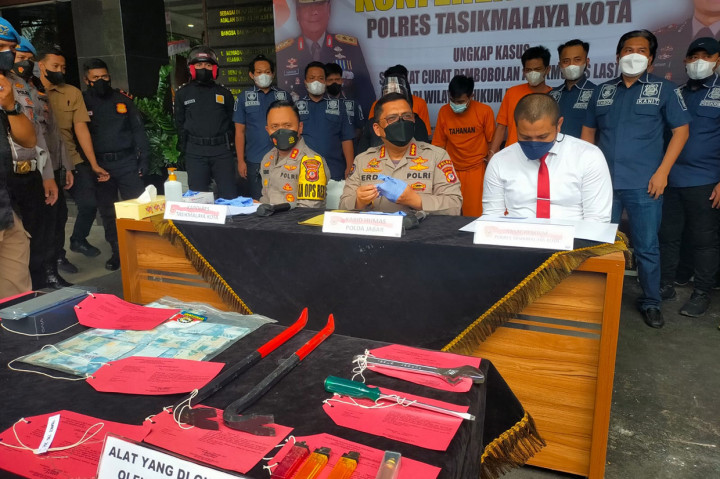 Kepala Bidang (Kabid) Humas Polda Jawa Barat, Kombes Pol Erdi Adrimulan Chaniago mengatakan, kasus pembobolan mesin ATM di Kota Tasikmalaya telah berhasil ditangkap dan para pelaku tersebut merupakan residivis yang mana pernah melakukan kejahatannya di berbagai daerah. Penangkapan tersebut, telah dilakukan dari hasil pengembangan dan juga pemeriksaan kamera CCTV dimana mereka melakukan pencurian itu dengan memakai las listrik.