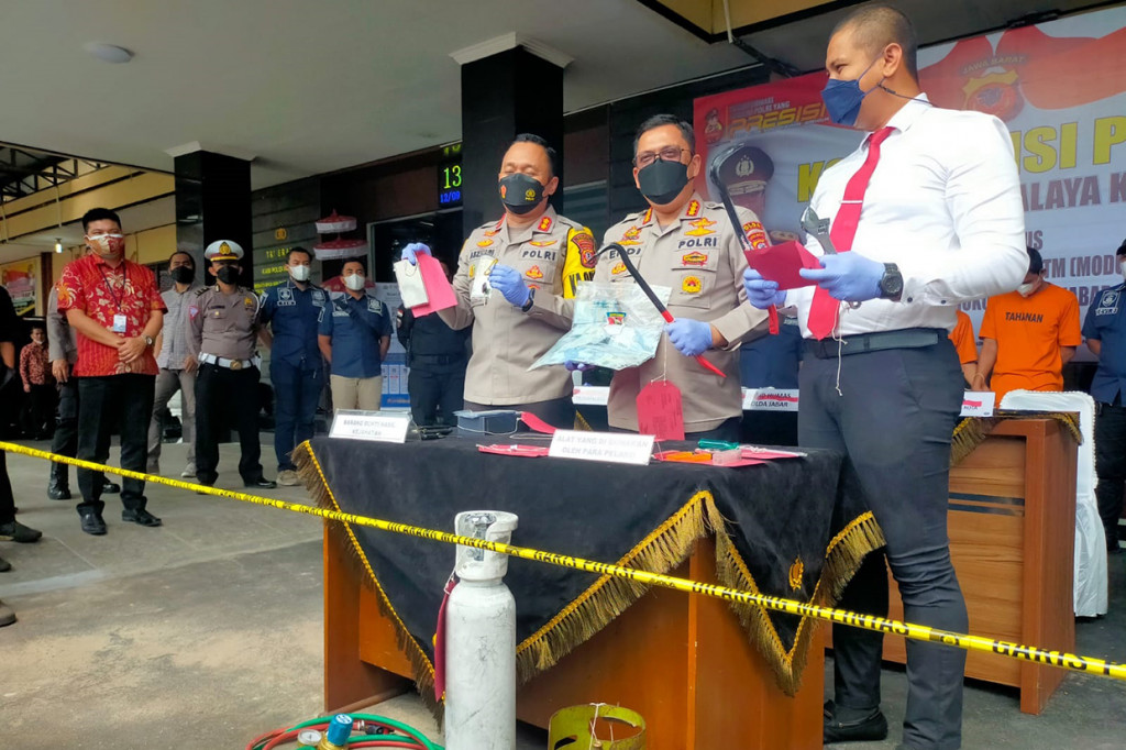Polres Tasikmalaya Kota berhasil menangkap tiga orang pelaku melakukan aksi membobol ATM Bank Central Asia (BCA) di dalam minimarket Jalan Perintis Kemerdekaan, Kelurahan Sambongjaya, Kecamatan Mangkubumi, Kota Tasikmalaya. 