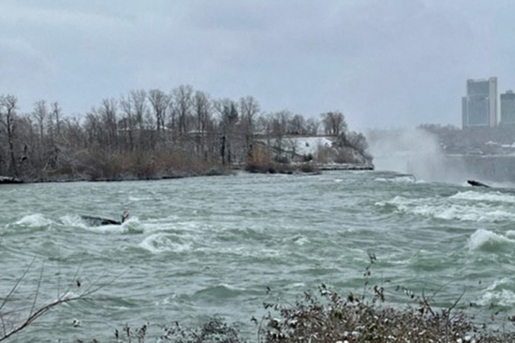 Mayat seorang wanita ditemukan di dalam mobil yang tenggelam di sungai dekat air terjun Niagara di perbatasan Amerika Serikat (AS) dan Kanada.