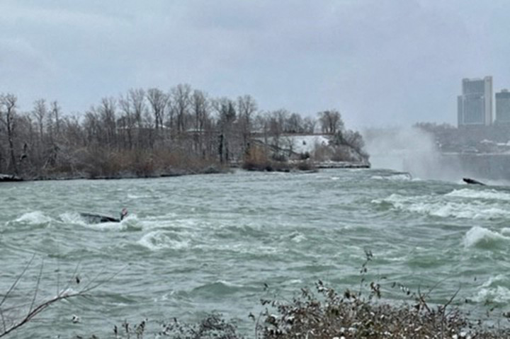 Mayat seorang wanita ditemukan di dalam mobil yang tenggelam di sungai dekat air terjun Niagara di perbatasan Amerika Serikat (AS) dan Kanada.