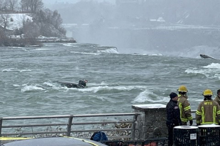 Dilansir AFP, Kamis, 9 Desember 2021, kepolisian setempat awalnya mendapatkan laporan soal keberadaan sebuah mobil warna hitam yang nyaris tenggelam di Sungai Niagara, yang berjarak hanya 45 meter dari tepi air terjun terkenal di dunia itu, pada Rabu, 8 Desember 2021, waktu setempat.