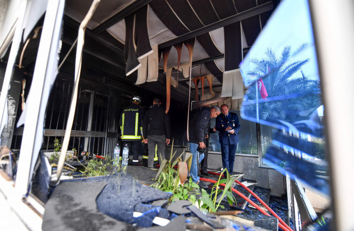 Dilansir AFP, Kamis, 9 Desember 2021, Wakil Presiden Partai Ennahdha, Ali Laaryadh dan Kepala Dewan Penasihat, Abdelkarim Harouni, keduanya dirawat di rumah sakit setelah melompat dari lantai dua gedung untuk menghindari api.