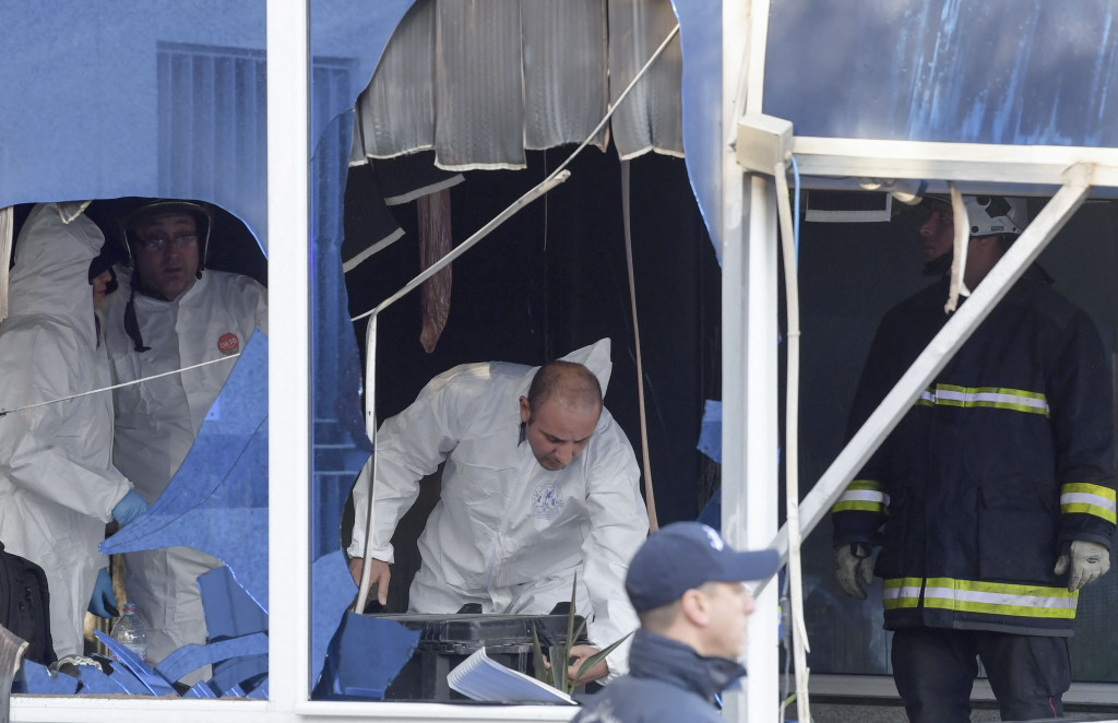 Presiden Partai Ennahdha, Rached Ghannouchi, tidak berada di gedung pada saat itu, kata pejabat partai Mondher Lounisi.