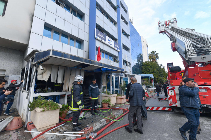 Markas besar Partai Ennahdha, Tunisia, terbakar. Insiden tersebut melukai dua tokoh terkemuka di partai itu. Keduanya di rawat di rumah sakit karena melompat dari gedung yang terbakar.