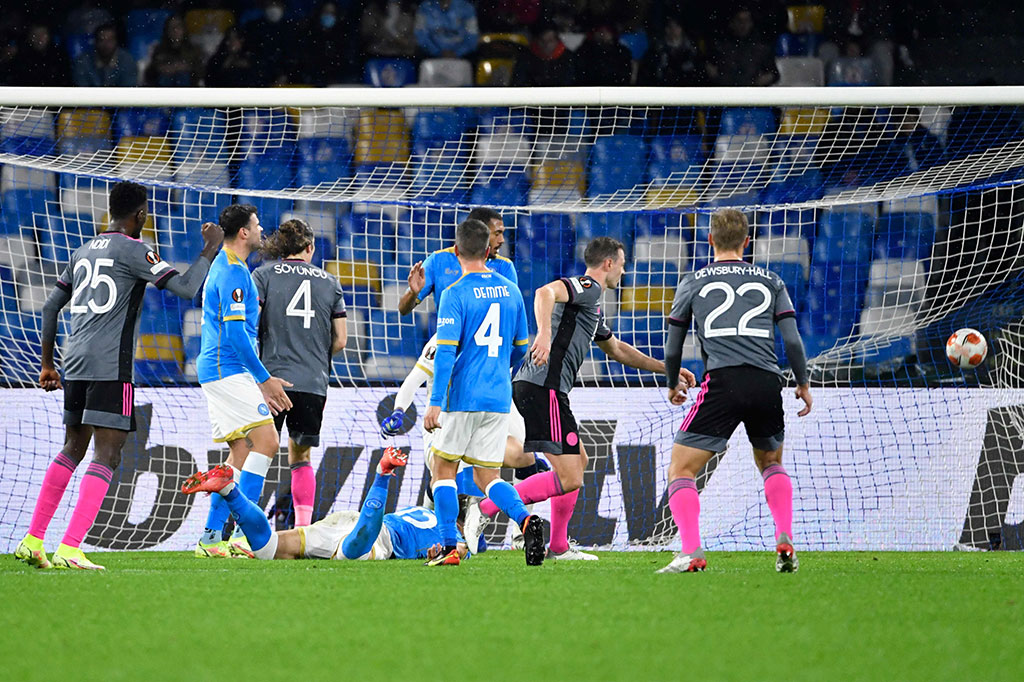 Tiga menit berselang The Foxes berhasil memperkecil kedudukan lewat tendangan Jonny Evans dari jarak dekat. Kedudukan menjadi 2-1.