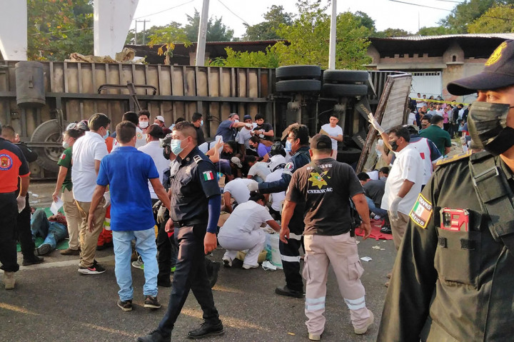 Para pejabat mengatakan tampaknya pengemudi itu melaju kencang dan kemudian kehilangan kendali atas kendaraannya di jalan raya yang menghubungkan Kota Chiapa de Corzo dengan ibu kota negara bagian Tuxtla Gutierrez.