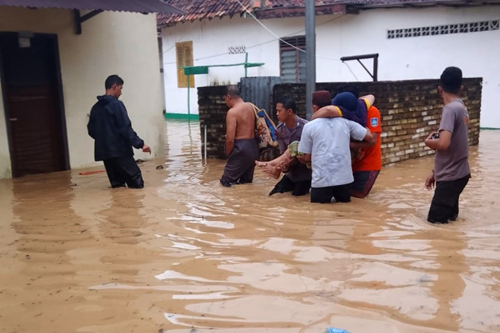 Ombak besar disertai angin kencang terus melanda Provinsi Kepulauan Bangka Belitung (Babel) sejak Senin, 6 Desember 2021, hingga hari ini, Kamis, 9 Desember 2021. Kondisi itu terjadi akibat adanya Fenomena La Nina. Tercatat sebanyak 2.203 rumah diterjang banjir rob.