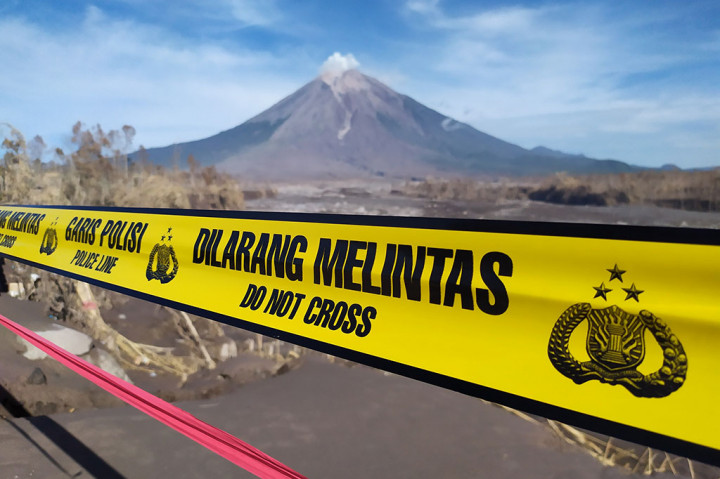 Jalur menuju area pertambangan pasir di Dusun Sumbersari, Desa Supiturang, Kecamatan Pronojiwo, Kabupaten Lumajang, Jawa Timur, dipasangi garis polisi atau police line. Jalur tambang tersebut juga merupakan jalur alternatif menuju Dusun Curah Kobokan.