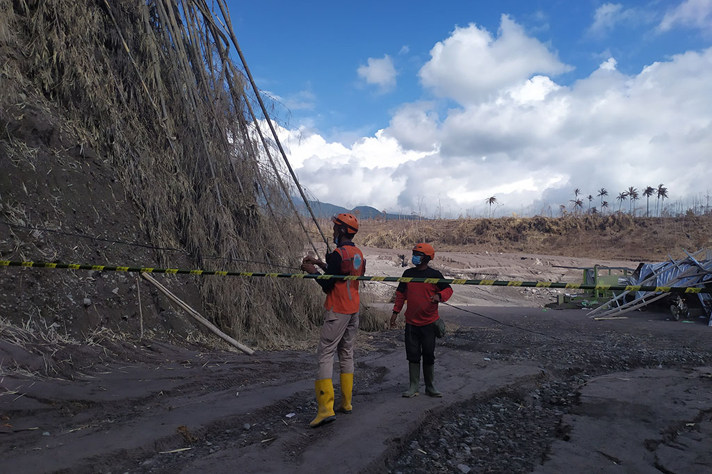 Andre mengaku pihaknya telah berkoordinasi dengan Polsek Pronojiwo dan Satbrimob Polda Jawa Timur untuk melakukan penyekatan di kawasan tersebut, yakni dengan memasang garis polisi agar warga tidak mendekat ke kawasan tersebut.