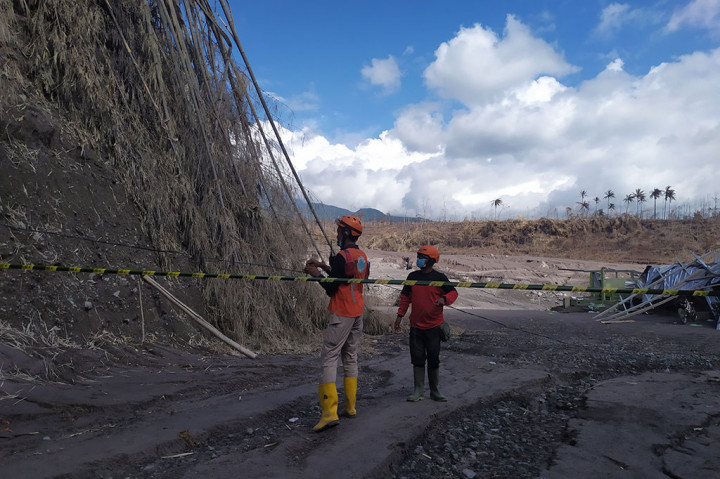 Andre mengaku pihaknya telah berkoordinasi dengan Polsek Pronojiwo dan Satbrimob Polda Jawa Timur untuk melakukan penyekatan di kawasan tersebut, yakni dengan memasang garis polisi agar warga tidak mendekat ke kawasan tersebut.