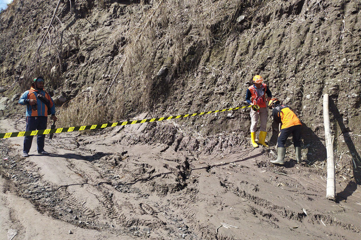Andre pun mengimbau kepada masyarakat yang tidak berkepentingan untuk tidak mendekat ke kawasan tersebut. Hal itu untuk mengantisipasi adanya korban tambahan. 