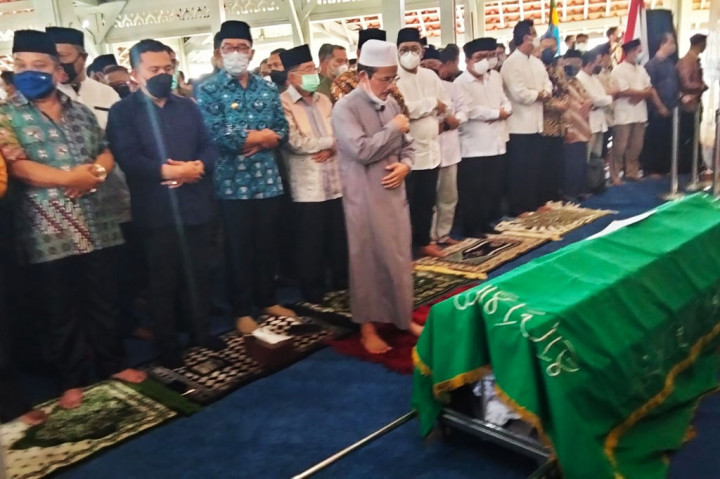 Jenazah Wali Kota Bandung Oded M Danial disalatkan di Rumah Dinas Wali Kota Bandung atau di Pendopo, Jalan Dalem Kaum, Kota Bandung, Jawa Barat, Jumat, 10 Desember 2021 sekitar pukul 13.46 WIB.