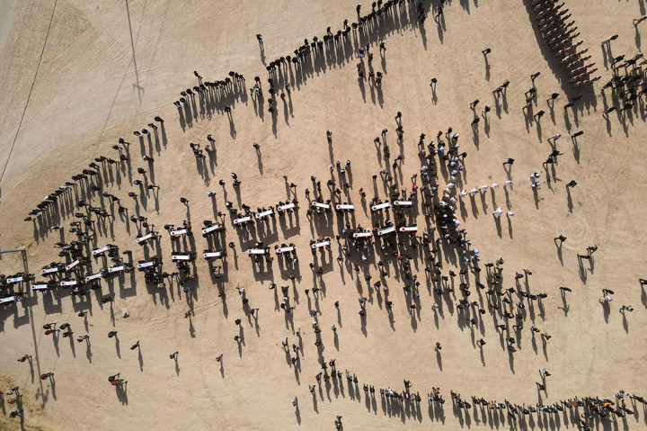 Pelayat membawa peti mati selama pemakaman massal puluhan etnis Yazidi korban kelompok Negara Islam (IS) yang jasadnya ditemukan di kuburan massal, di Kojo, Kota Sinjar, Irak utara, pada Kamis, 9 Desember 2021 waktu setempat.