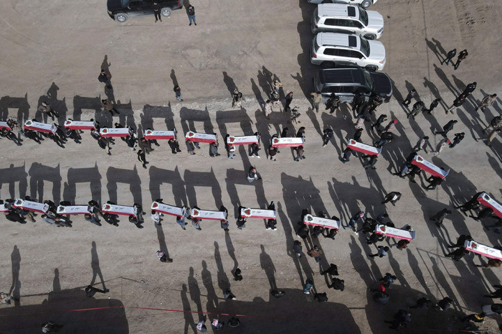 Setelah merebut sebagian besar Irak pada 2014, kelompok jihadis ISIS melakukan pembantaian yang mengerikan, termasuk di wilayah utara Sinjar di mana minoritas Yazidi yang berbahasa Kurdi telah lama berakar.