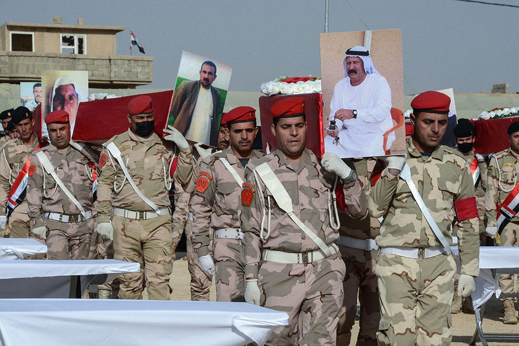 Setelah pihak berwenang Irak menyatakan kemenangan atas para jihadis pada 2017, sejumlah kuburan massal ditemukan di seluruh negeri, termasuk di Kota Sinjar, Kojo. Kuburan massal pertama dari beberapa kuburan massal digali di Kojo pada pertengahan Maret 2019, diikuti dengan proses yang panjang dan melelahkan untuk mengidentifikasi jenazah.