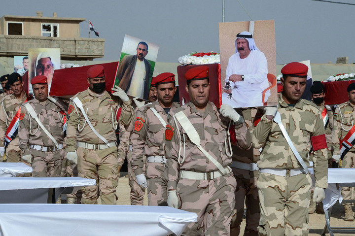 Setelah pihak berwenang Irak menyatakan kemenangan atas para jihadis pada 2017, sejumlah kuburan massal ditemukan di seluruh negeri, termasuk di Kota Sinjar, Kojo. Kuburan massal pertama dari beberapa kuburan massal digali di Kojo pada pertengahan Maret 2019, diikuti dengan proses yang panjang dan melelahkan untuk mengidentifikasi jenazah.