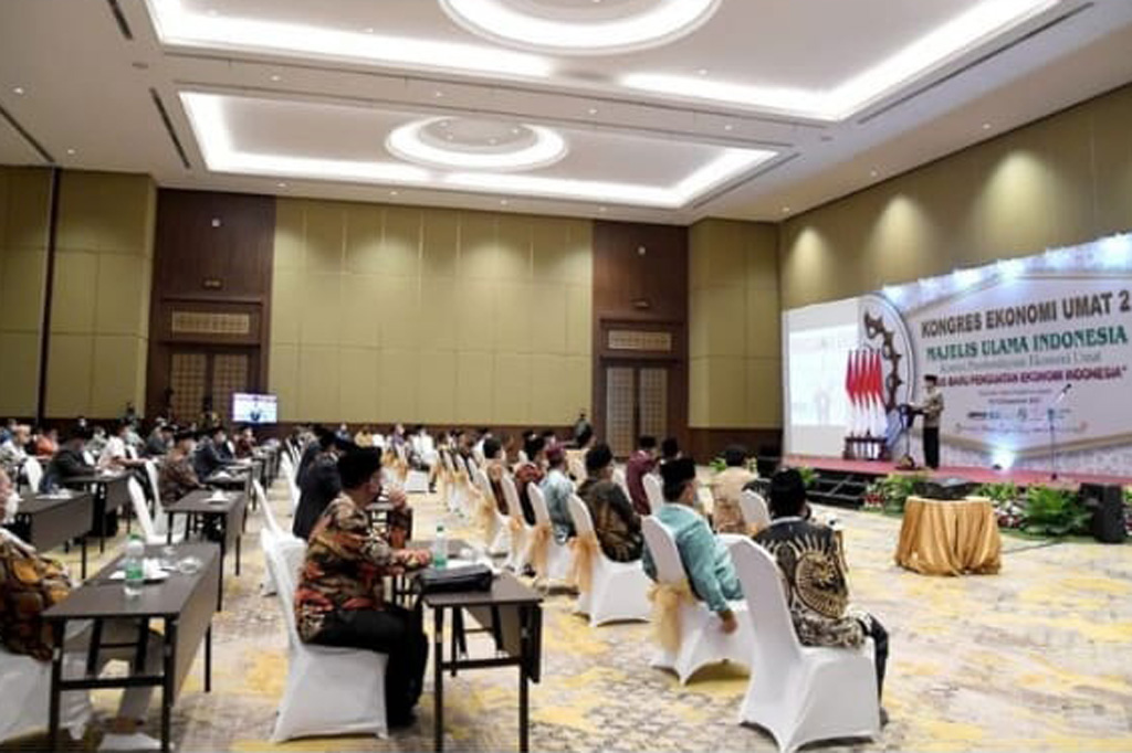 Selain industri keuangan syariah, Presiden Jokowi juga mengungkapkan pengembangan industri halal. 