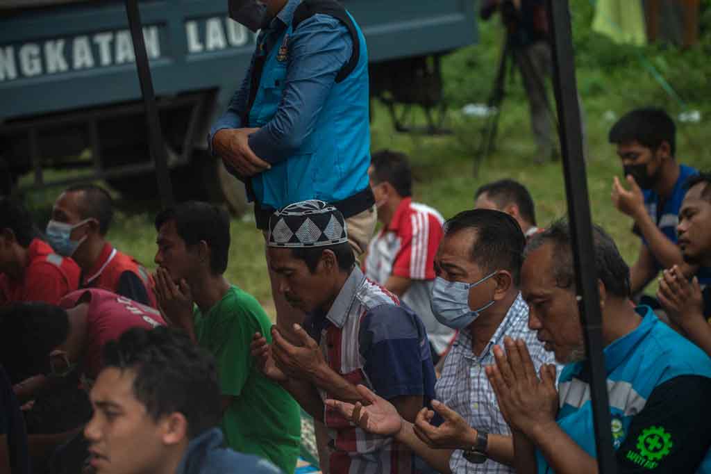 Umat Muslim memanjatkan doa dengan khidmat usai menjalankan ibadah salat Jumat.