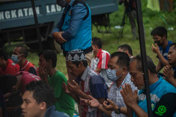 Umat Muslim memanjatkan doa dengan khidmat usai menjalankan ibadah salat Jumat.