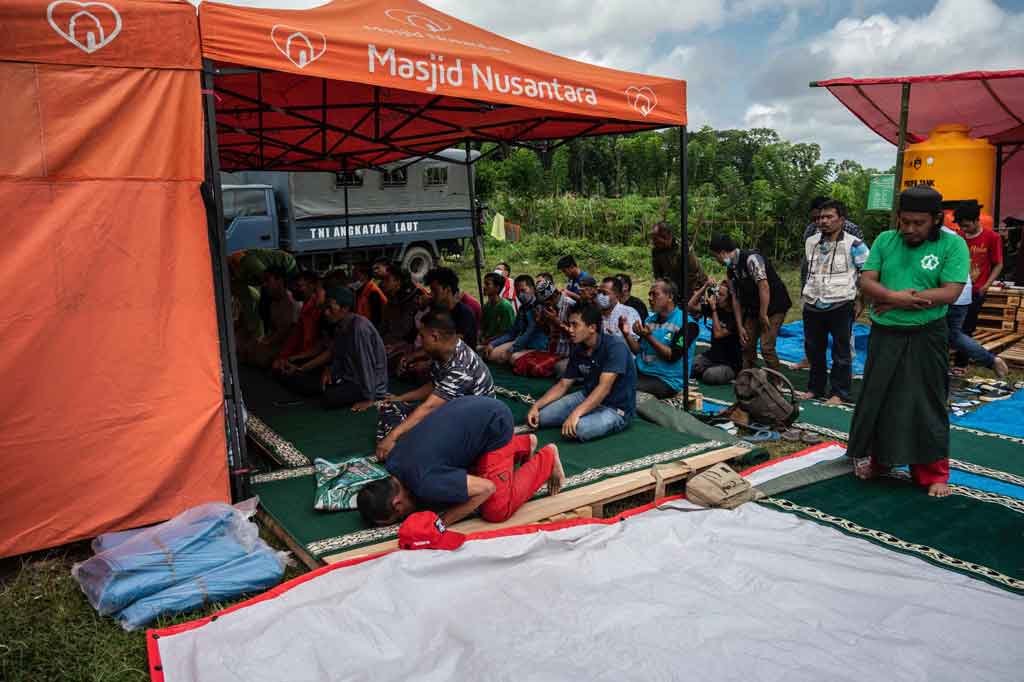 Meski pelaksanaannya digelar di masjid darurat, umat Muslim di lereng Semeru tersebut menjalankan Salat Jumat dengan khidmat.