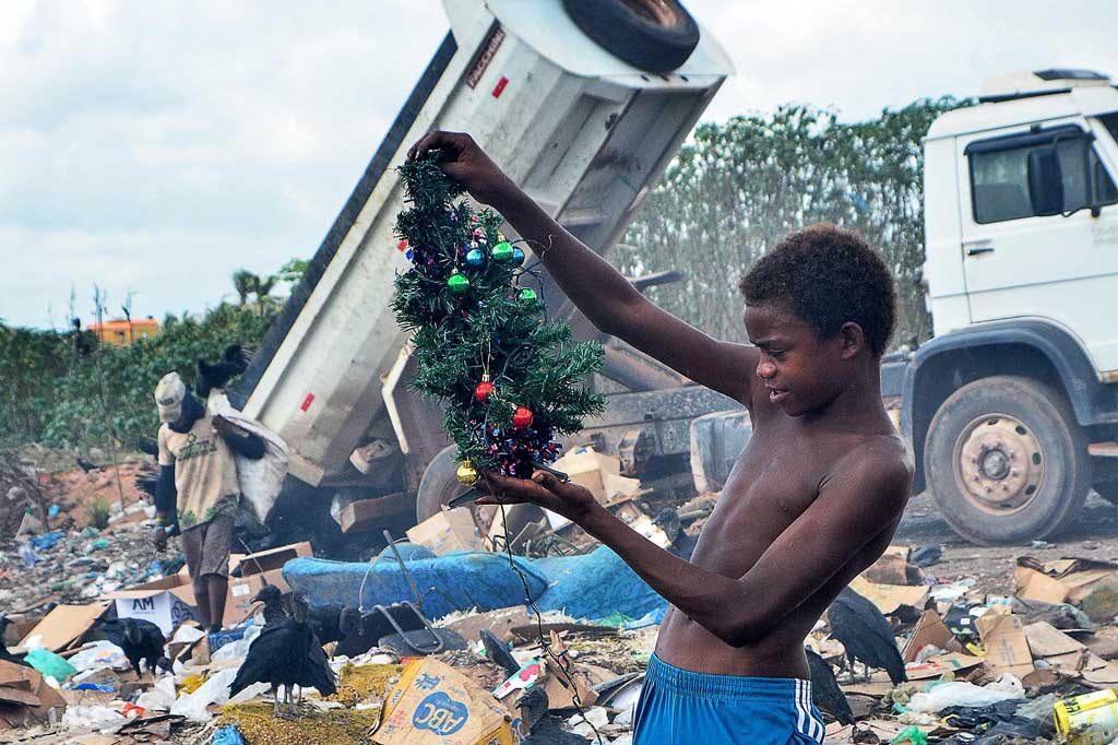 Tempat pembuangan sampah ilegal tampaknya tidak cocok untuk cerita liburan, tetapi ketika seorang jurnalis foto menangkap Gabriel Silva yang berusia 12 tahun sedang menarik pohon Natal dari tumpukan sampah yang busuk, gambar itu dengan cepat menjadi viral.