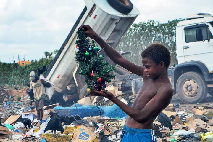 Tempat pembuangan sampah ilegal tampaknya tidak cocok untuk cerita liburan, tetapi ketika seorang jurnalis foto menangkap Gabriel Silva yang berusia 12 tahun sedang menarik pohon Natal dari tumpukan sampah yang busuk, gambar itu dengan cepat menjadi viral.
