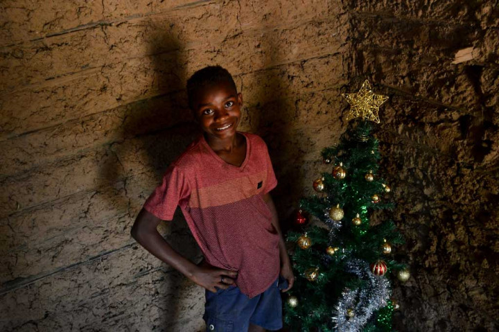 Silva dan gubuk lantai tanah keluarganya sekarang memiliki pohon Natal raksasa yang berkilauan di dalamnya -- bukan yang berasal dari tempat pembuangan sampah, tetapi hadiah dari seorang dermawan yang tergerak oleh foto itu.