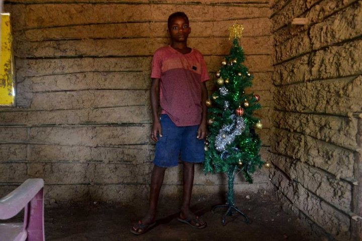 Ini hanyalah salah satu dari banjir sumbangan yang diterima keluarga tersebut. “Kami sudah mendapatkan pakaian, kasur, keranjang makanan. Syukurlah, kami bisa melewati Natal tahun ini dengan baik,” kata ibu Silva, Maria Francisca Silva, 45 tahun.