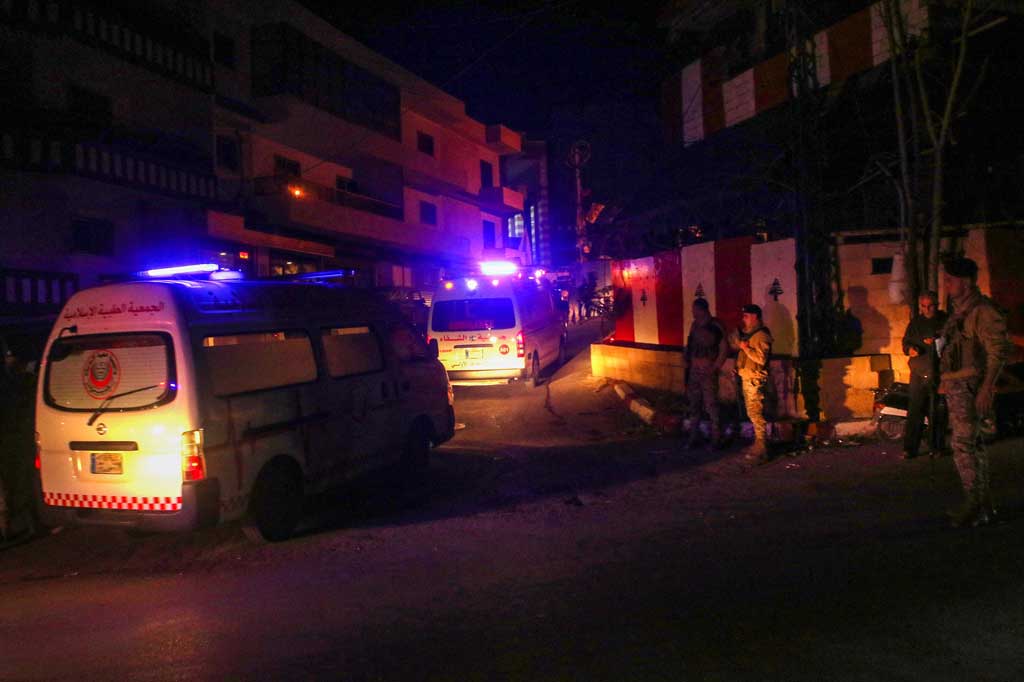 Sumber itu mengatakan ledakan itu terjadi di tempat pembuangan amunisi yang disimpan oleh militan kelompok Islam Hamas di samping makanan dan toko lainnya. Namun seorang pejabat Palestina membantah adanya senjata atau amunisi di toko-toko tersebut, dengan mengatakan bahwa botol-botol oksigen telah meledak.