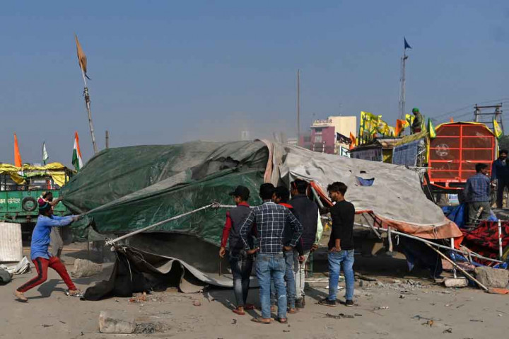 Ribuan petani India tengah mengemasi barang-barang dan membongkar tenda-tenda mereka, Sabtu, 11 Desember 2021, ketika mereka pulang dari pinggiran Delhi menyusul protes selama setahun terhadap kebijakan pertanian pemerintah.