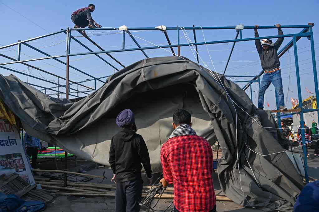 Bulan lalu, Perdana Menteri Narendra Modi mengumumkan dan mendorong melalui parlemen pencabutan tiga undang-undang kontroversial yang diklaim petani akan membiarkan perusahaan swasta mengendalikan sektor pertanian negara itu.
