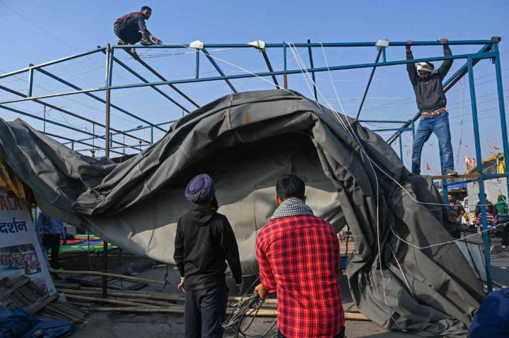 Bulan lalu, Perdana Menteri Narendra Modi mengumumkan dan mendorong melalui parlemen pencabutan tiga undang-undang kontroversial yang diklaim petani akan membiarkan perusahaan swasta mengendalikan sektor pertanian negara itu.