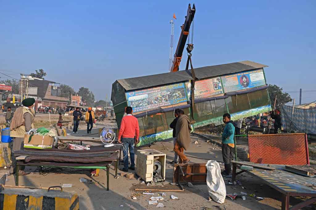 Petani di India memiliki bobot politik karena jumlah mereka yang banyak - puluhan ribu telah berkemah untuk memprotes undang-undang tersebut dalam tantangan terbesar bagi pemerintah Modi sejak berkuasa pada tahun 2014.