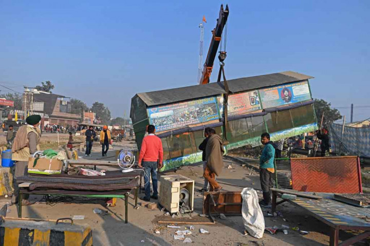 Petani di India memiliki bobot politik karena jumlah mereka yang banyak - puluhan ribu telah berkemah untuk memprotes undang-undang tersebut dalam tantangan terbesar bagi pemerintah Modi sejak berkuasa pada tahun 2014.