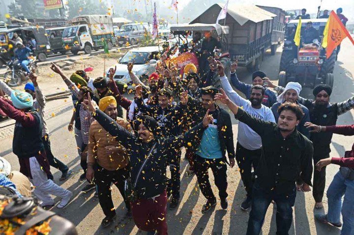 Pemerintah mengatakan akan membentuk komisi untuk menetapkan harga minimum untuk tanaman dan berjanji berhenti menuntut petani karena membakar tunggul tanaman yang disalahkan karena mencemari udara Delhi setiap musim dingin.