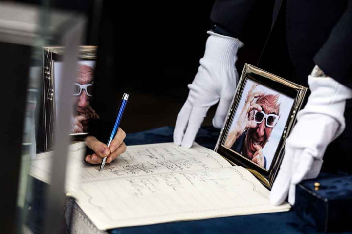 Seorang pelayat menandatangani buku belasungkawa selama upacara pemakaman sutradara Italia Lina Wertmueller di Gereja Seniman di Piazza del Popolo, Roma pada Jumat, 10 Desember 2021 waktu setempat.