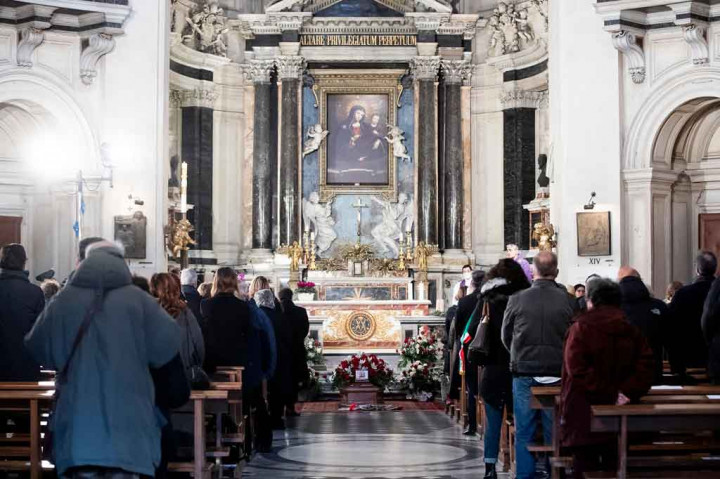 Pada 1977, Wertmueller memecahkan hambatan dengan menjadi perempuan pertama yang dinominasikan untuk Oscar penyutradaraan terbaik, untuk komedi tragis 'Seven Beauties' tentang seorang pembelot tentara selama Perang Dunia II yang mencoba bertahan hidup di kamp konsentrasi.