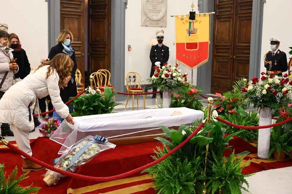 Sutradara film Italia Lina Wertmueller, perempuan pertama yang dinominasikan untuk Academy Award untuk penyutradaraan, meninggal pada Kamis, 9 Desember 2021 waktu setempat di usia 93 tahun.