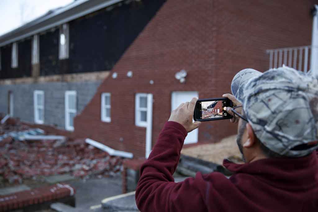Gubernur mengatakan runtuhnya atap di sebuah pabrik lilin mengakibatkan korban massal di Kota Mayfield. 