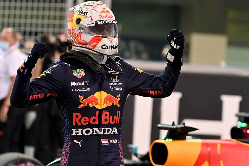 Verstappen (Red Bull Racing) masuk ke balapan penutup musim dengan poin yang sama dengan rival Lewis Hamilton (Mercedes-AMG Petronas), yang menempati posisi kedua dalam kualifikasi. Kedua pembalap mengoleksi 369,5 poin.