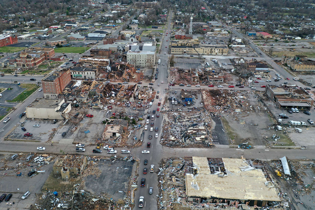Sejumlah bangunan hancur setelah diterjang tornado di Mayfield, Kentucky, Amerika Serikat, 11 Desember 2021.