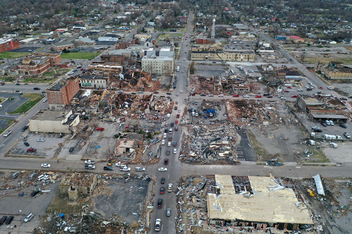 Sejumlah bangunan hancur setelah diterjang tornado di Mayfield, Kentucky, Amerika Serikat, 11 Desember 2021.