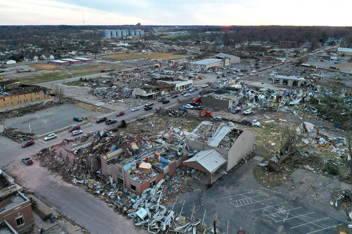 Beshear mengatakan kumpulan tornado adalah yang paling merusak dalam sejarah negara bagian itu. Dia mengatakan sekitar 40 pekerja telah diselamatkan di pabrik lilin di kota Mayfield, di mana masih ada sekitar 110 orang yang terperangkp di dalam puing-puing. Pihaknya telah menetapkan keadaan darurat.