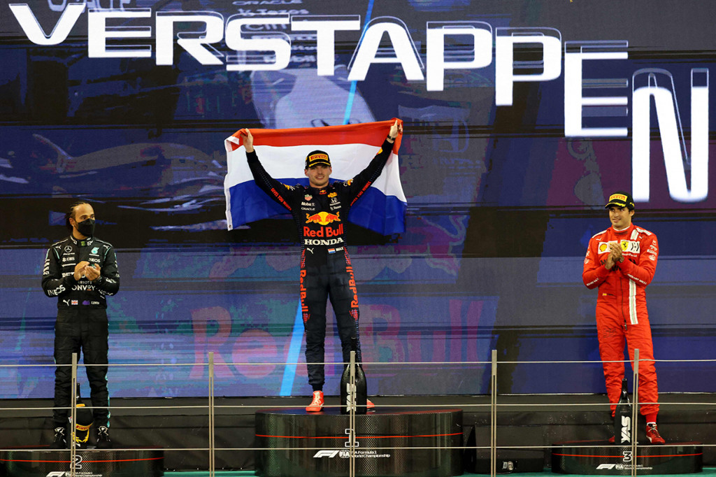 Max Verstappen rebut gelar juara dunia Formula 1 (F1) 2021 usai menyalip Lewis Hamilton di lap terakhir F1 GP Abu Dhabi.